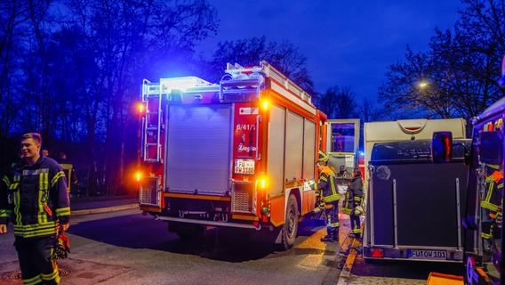 Ungewöhnlicher Einsatz in Fürth: Ölfilm auf der Farrnbach ruft Feuerwehren auf den Plan