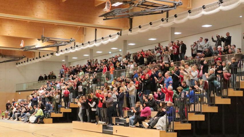 Über 300 Zuschauer kamen in die Sporthalle der Senefelder Schule und feierten am Ende den Sieg ihrer Treuchtlinger VfL-Baskets gegen Bamberg.