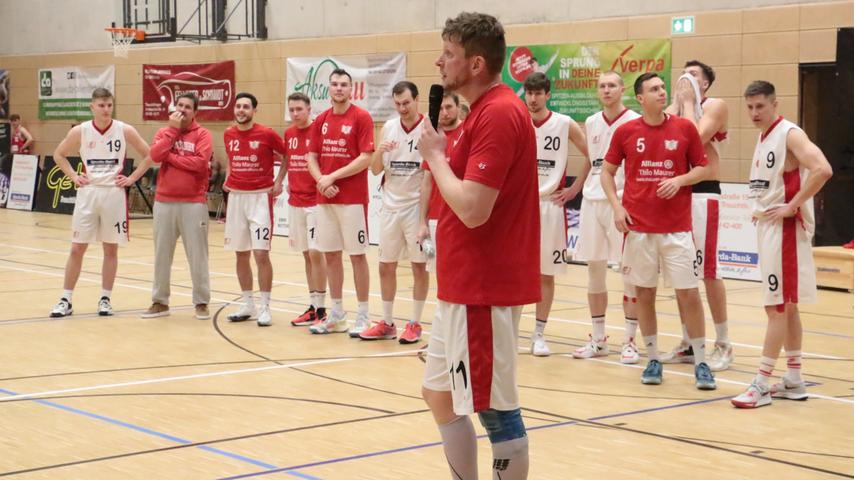 Nach Spielende verkündigte VfL-Ausnahme-Basketballer Stefan Schmoll (mit Mikrofon) mit sehr emotionalen Worten, dass er nach dem letzten Saisonspiel am 13. April gegen Chemnitz II aufhören wird.