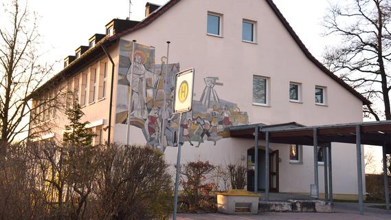 Hotel, Post, Dorfladen and more: Frische Ideen für Nachnutzung der alten Schule in Seligenporten