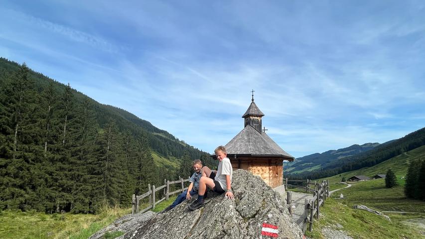 Knapp oberhalb der Schönangeralm markiert die kleine Kapelle den Ausgangspunkt für etliche Wanderrouten.