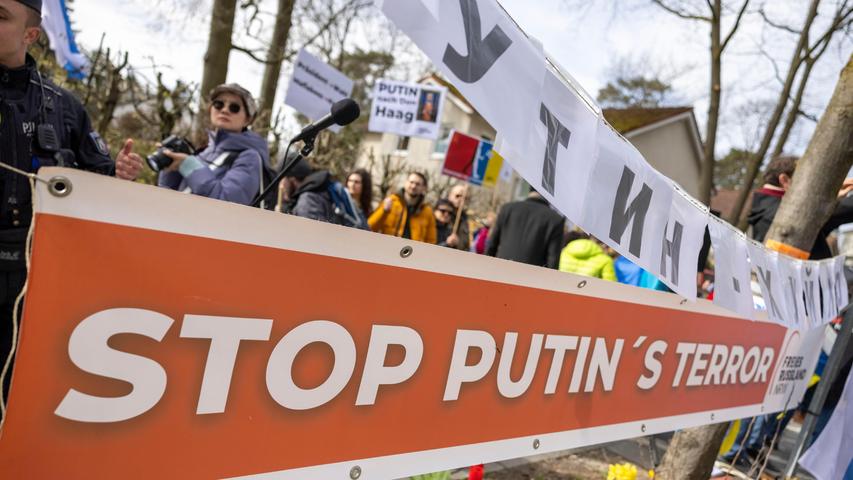 Demonstrationen gegen Putins Politik sind nur im Ausland ungefährlich. In Russland greift die Polizei scharf durch, Putin-Kritiker wandern reiheinweise ins Gefängnis.