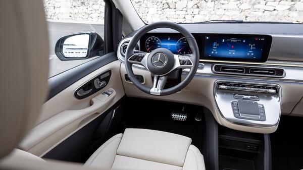 Das neue Widescreen-Cockpit besteht aus zwei 12,3 Zoll (31,24 Zentimeter) großen Bildschirmen.