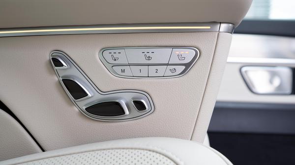 Sie sind elektrisch zu verstellen, beheiz- und belüftbar und bieten drei Massagestärken.