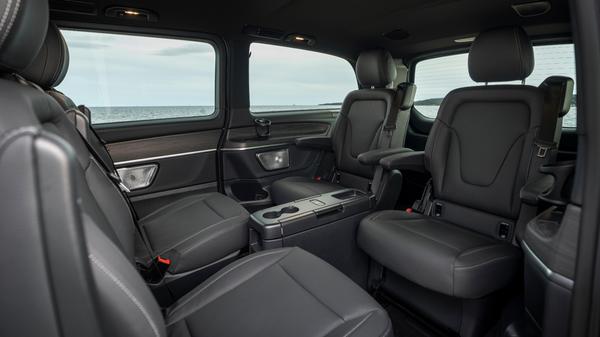 Im Sinne der Variabilität lassen sich die Sessel nahezu beliebig verschieben, versetzen, in Vis-à-vis-Positionierung bringen oder ausbauen.