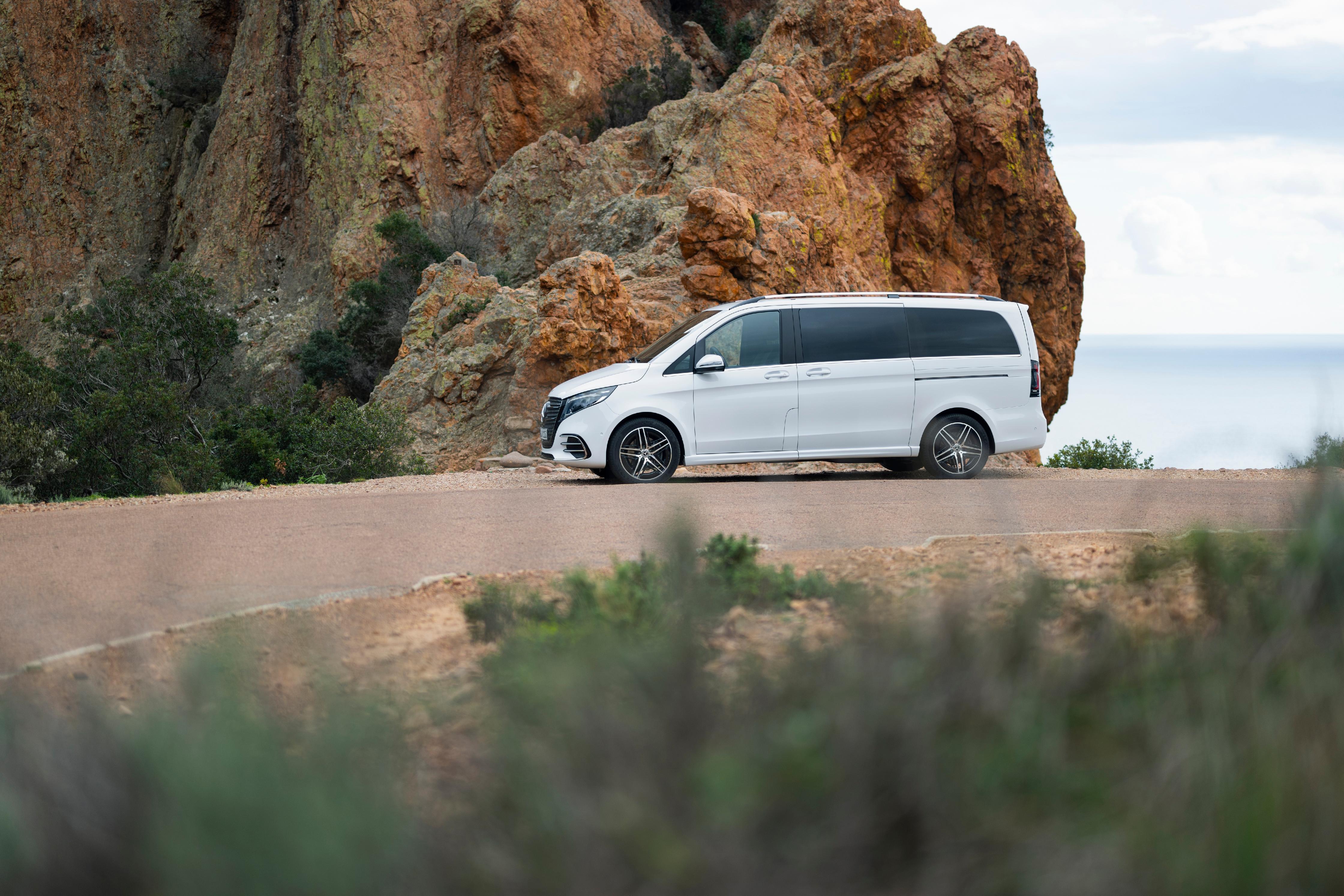 Die konservativ angetriebene V-Klasse stellt einen Zweiliter-Vierzylinder-Diesel in den Mittelpunkt, von dem drei Leistungsstufen erhältlich sind – 120 kW/163 PS, 140 kW/190 PS und 174 kW/237 PS.