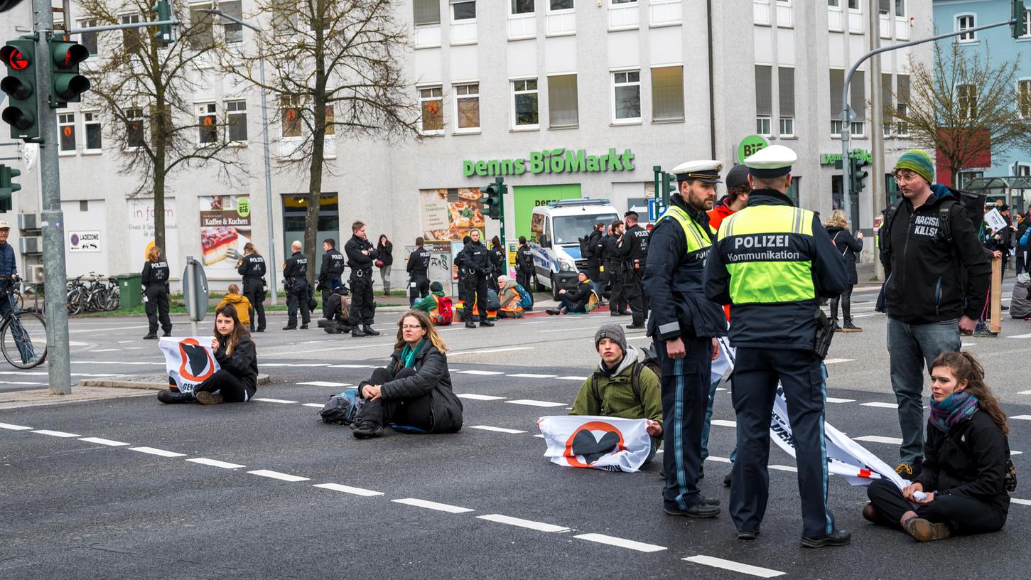 In Regensburg blockierten am Samstag Klimaaktivisten die Kreuzung Kumpfmühler Straße/Fritz-Fend-Straße.