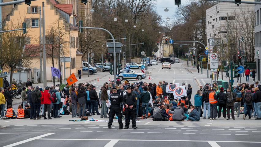 Die Demonstranten standen oder saßen auf der breiten Ausfallstraße. Den Verzicht auf Kleber hatte die Letzte Generation schon im Vorfeld angekündigt.