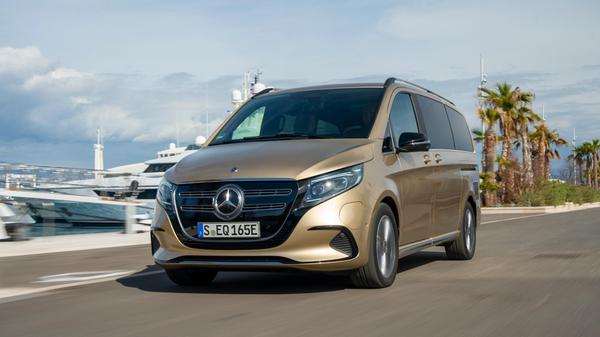 Der vollelektrische EQV hingegen wird über die Vorderräder angetrieben.