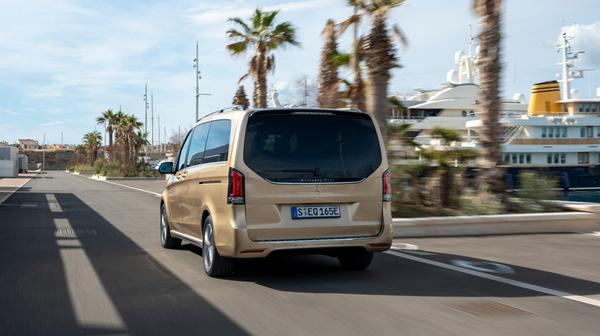 Er bleibt bei seiner bisherigen Spitzenleistung von 150 kW/204 PS, als Dauerleistung entwickelt er 70 kW/95 PS.