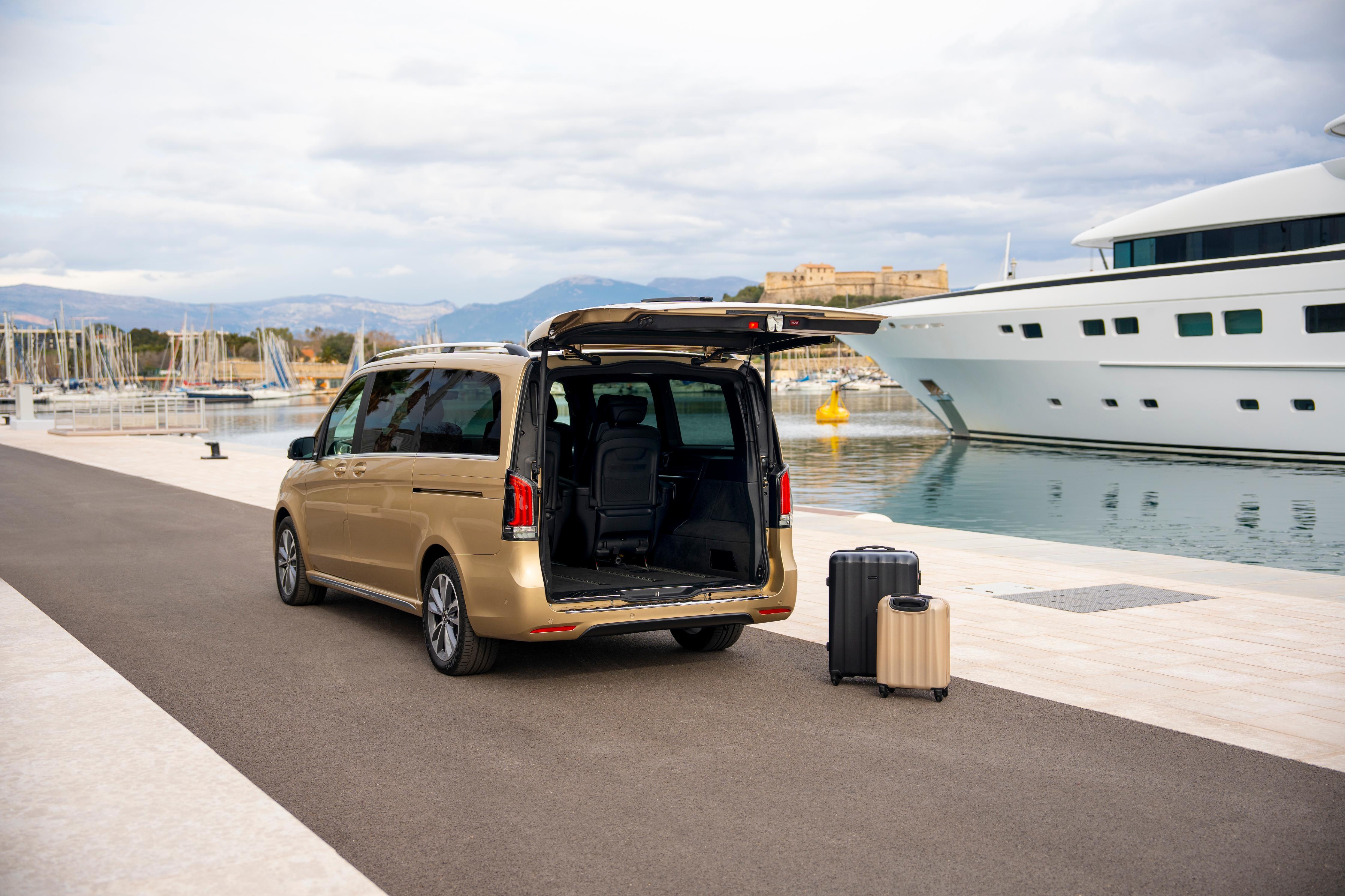 An der Wallbox lädt das elektrische Raumschiff mit 11 kW, die Schnellladestation zapft es mit 80 beziehungsweise 110 kW an. Damit soll der Akku im Idealfall binnen 35/40 Minuten von 10 auf 80 Prozent Ladestand aufzupäppeln sein.