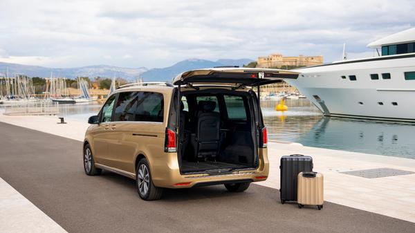 An der Wallbox lädt das elektrische Raumschiff mit 11 kW, die Schnellladestation zapft es mit 80 beziehungsweise 110 kW an. Damit soll der Akku im Idealfall binnen 35/40 Minuten von 10 auf 80 Prozent Ladestand aufzupäppeln sein.