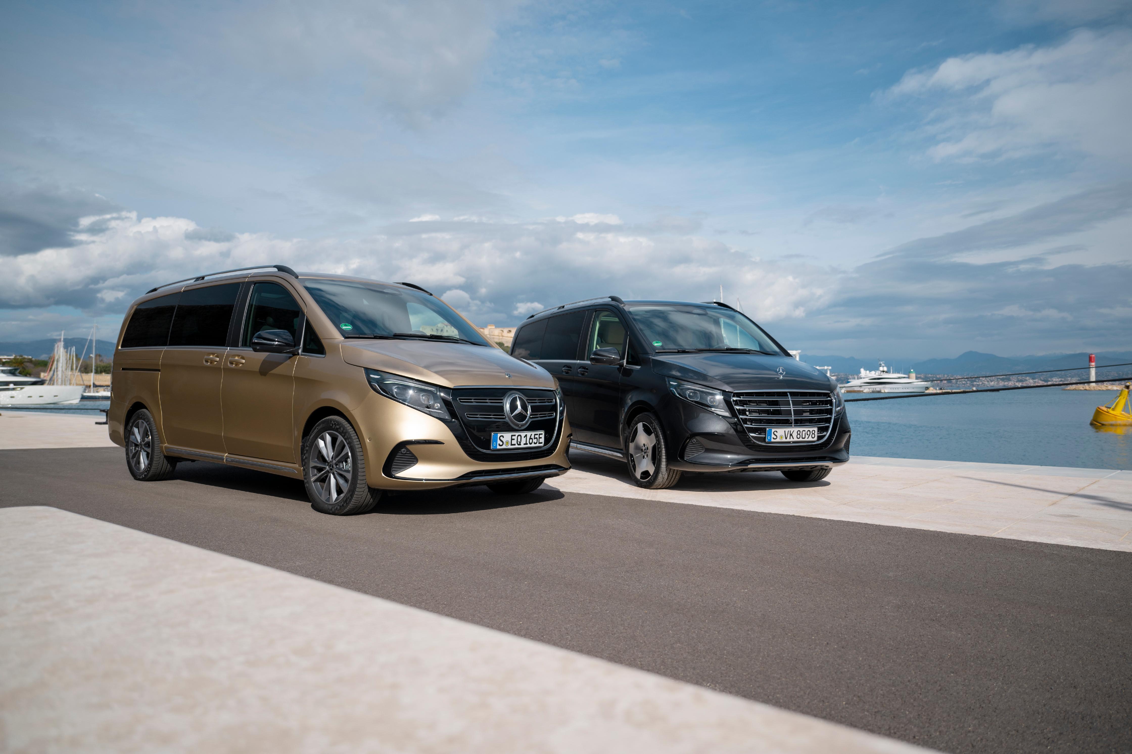 Das Basismodell der V-Klasse mit kleinem Diesel kostet mindestens 59.470 Euro, beim EQV (links) mit kleinem Akku geht es ab 75.282 Euro los.