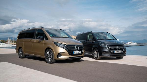 Das Basismodell der V-Klasse mit kleinem Diesel kostet mindestens 59.470 Euro, beim EQV (links) mit kleinem Akku geht es ab 75.282 Euro los.