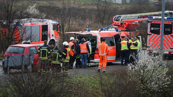 VW prallt in Bayern gegen Baum: 26-Jähriger stirbt - Kreisstraße stundenlang gesperrt