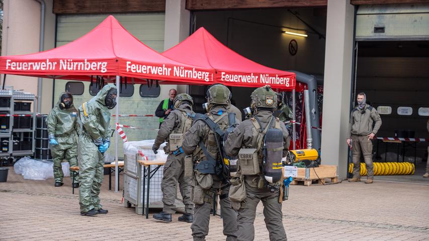 Tonnenschwere Fahrzeuge und hoher Besuch: Die Bilder zur Groß-Übung der Bayerischen Polizei