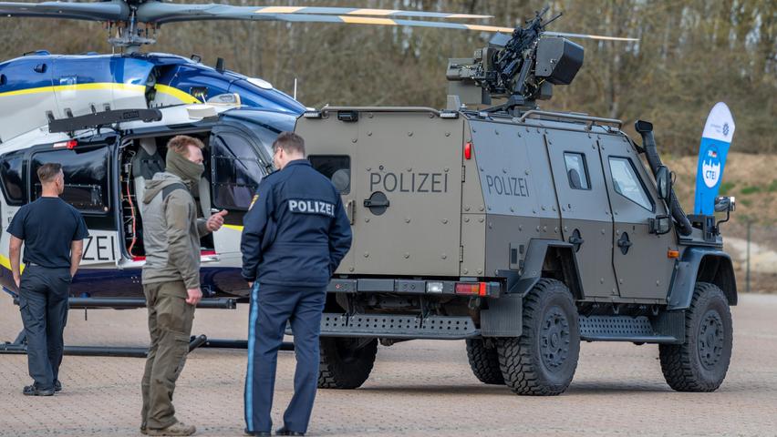 Tonnenschwere Fahrzeuge und hoher Besuch: Die Bilder zur Groß-Übung der Bayerischen Polizei