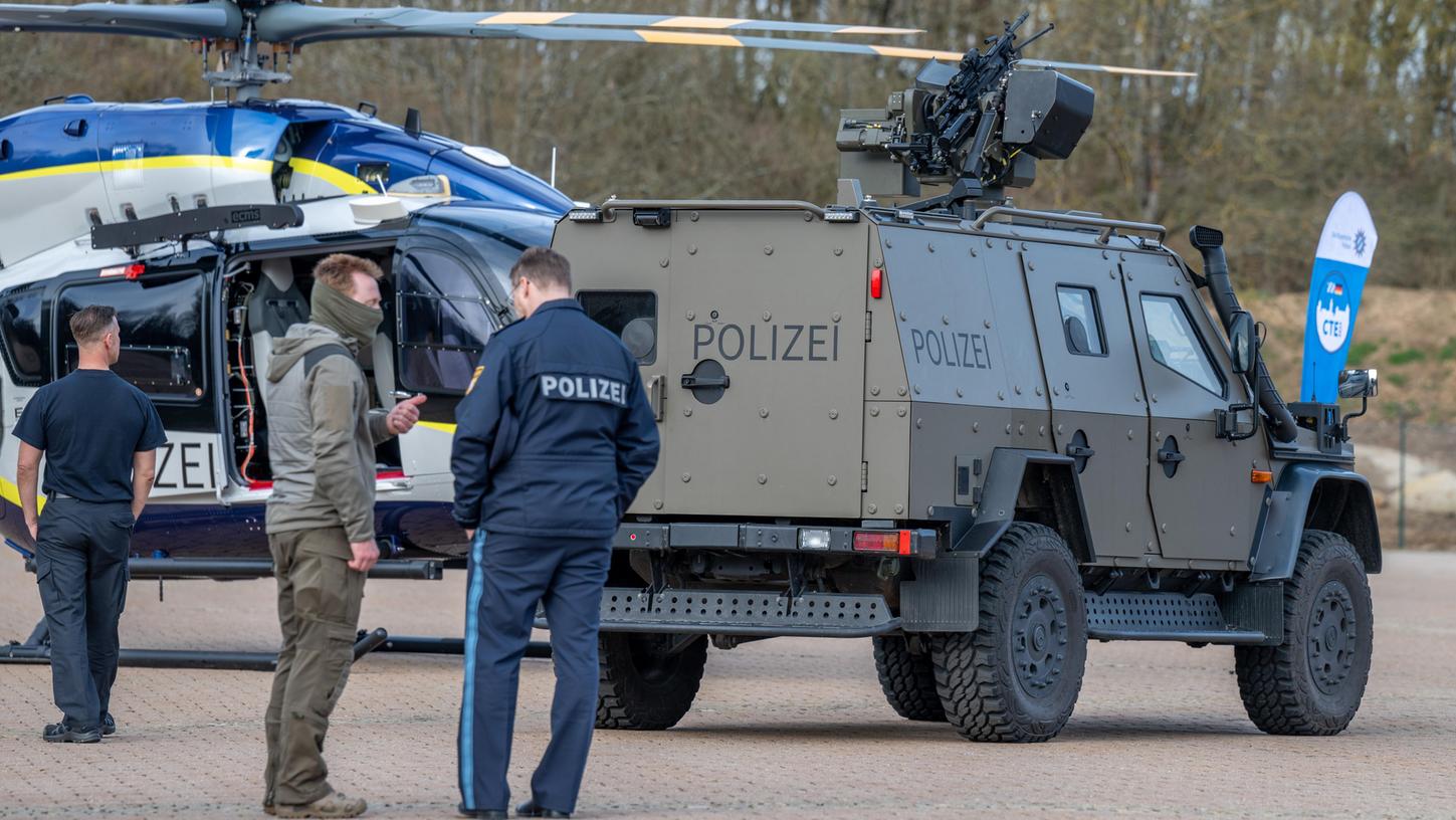 Ein gepanzertes Offensivfahrzeug der Spezialeinheiten vom Typ Enok 6.2 steht am am Rande der länderübergreifenden Großübung auf dem Gelände der Bereitschaftspolizei in Sulzbach-Rosenberg.