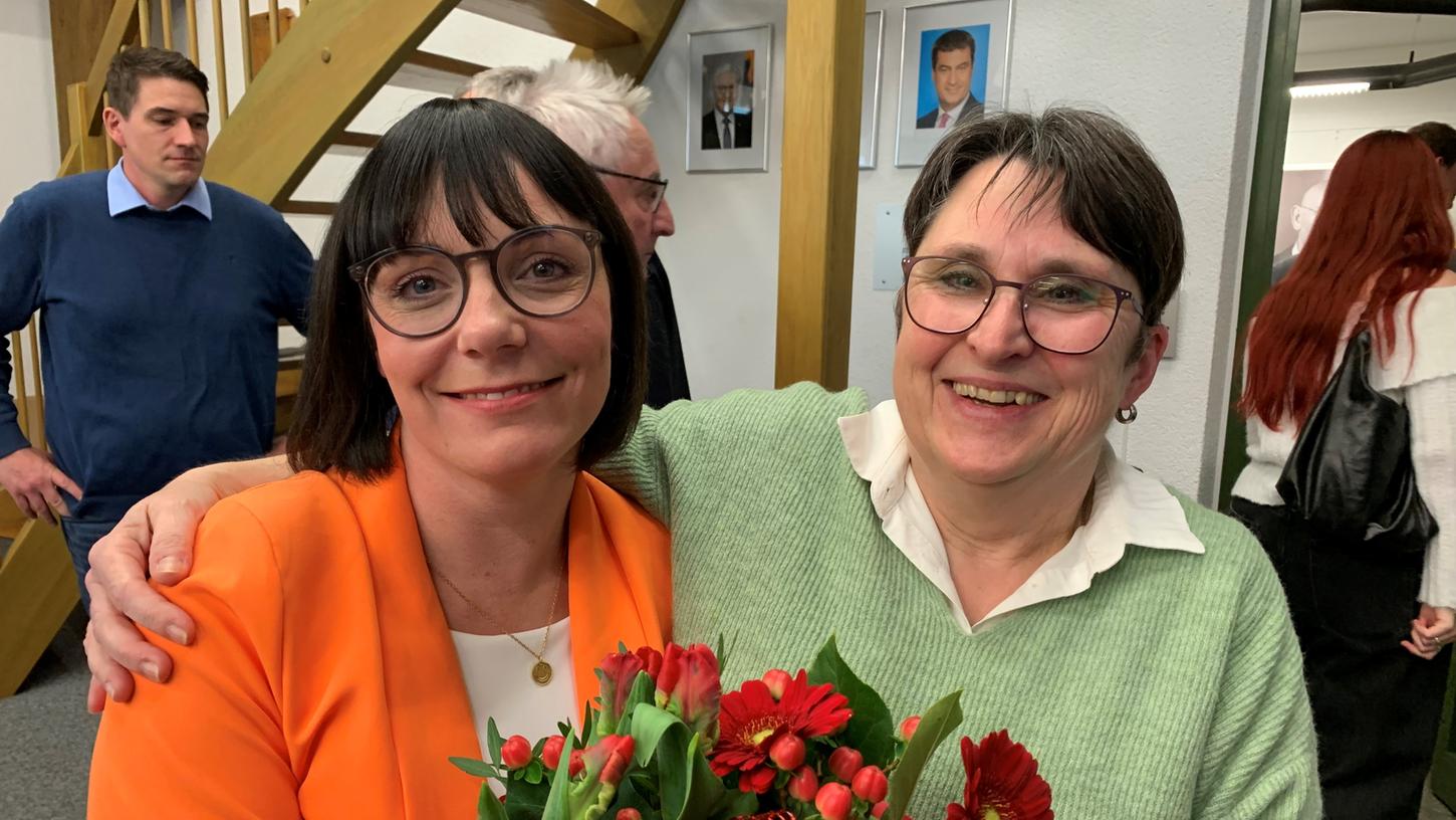 Die strahlende Siegerin: Sarah Höfler (SPD/BfC. links im Bild) hat die Stichwahl für sich entschieden, sie wird Cadolzburgs neue Bürgermeisterin.