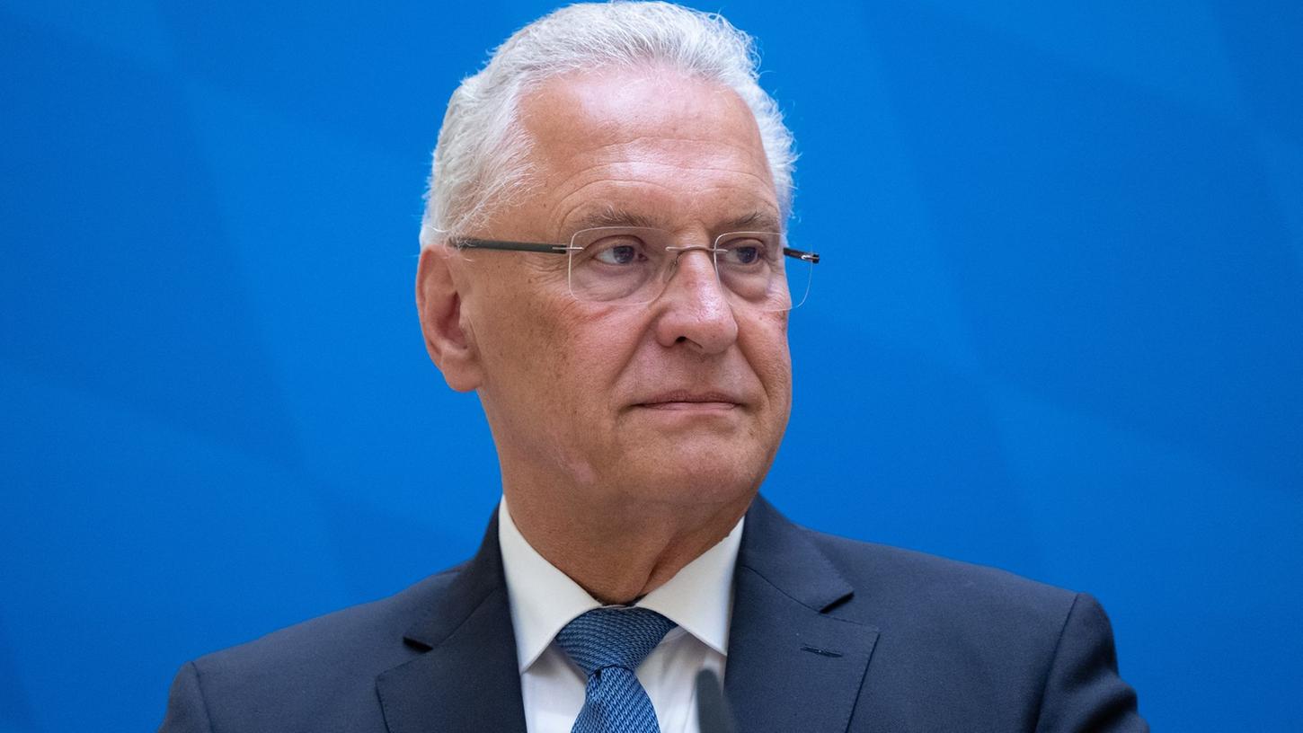 Joachim Herrmann (CSU), Innenminister von Bayern, nimmt im Innenministerium an einer Pressekonferenz teil.