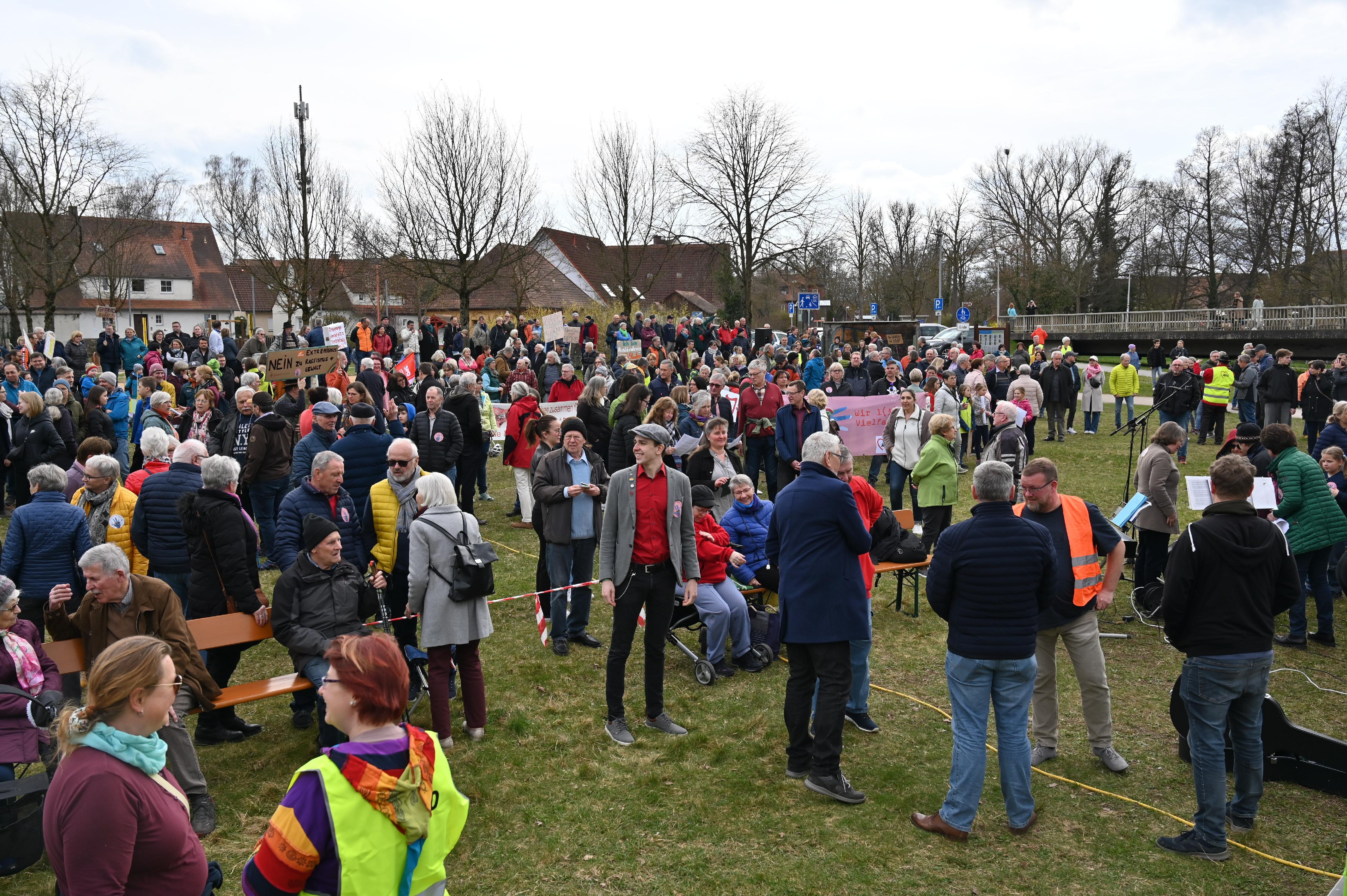 Über 400 Menschen versammelten sich bei der Kundgebung "Gmünd ist bunt" auf dem Freizeitpark Bruckespan.