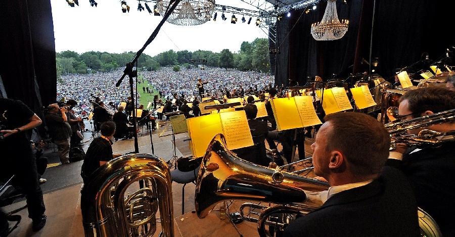 Tausende Klassik-Begeisterte tummeln sich jedes Jahr im Luitpoldhain, um unter freiem Himmel der Staatsphilharmonie Nürnberger und den Nürnberger Symphonikern zu lauschen.