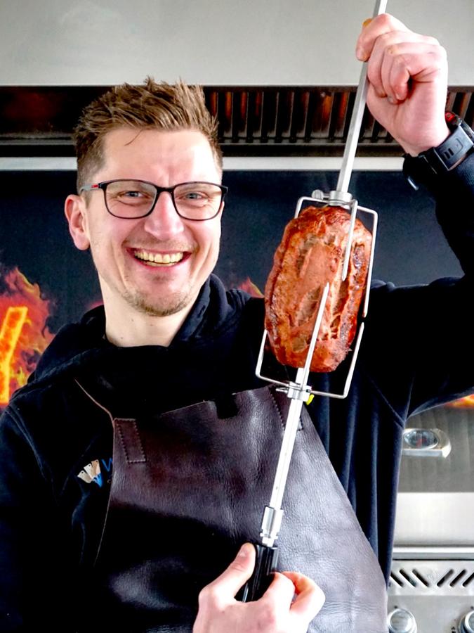 Dirk Freyberger hält seinen "Dönerkäs" stolz in die Luft. Dirk Freyberger hält seinen "Dönerkäs" stolz in die Luft.