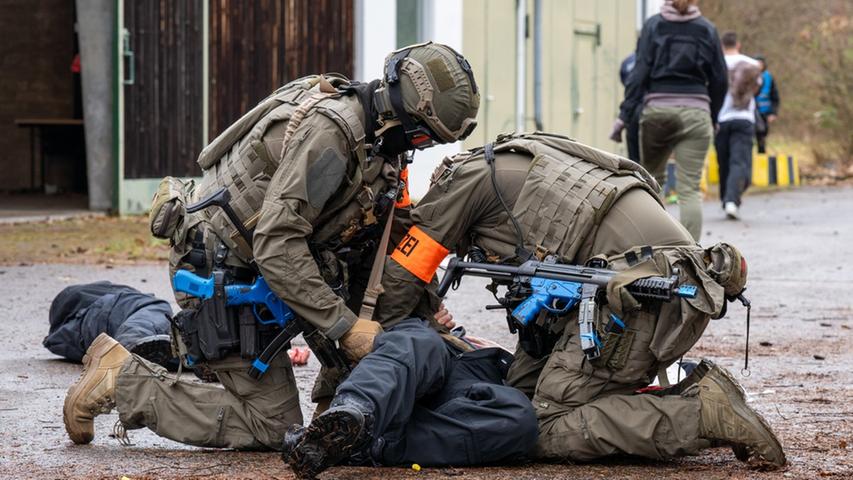 800 Anti-Terror-Kräfte üben in der Rother Kaserne - auch für den Fall der Fälle bei der Fußball-EM