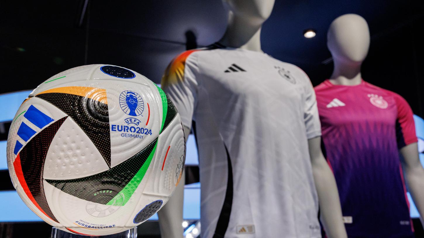 Die offiziellen Trikots der deutschen Fußball-Nationalmannschaft für die kommende Fußball-Europameisterschaft 2024 (UEFA EURO 2024) und der offizielle Spielball sind am Sitz des Sportartikelherstellers adidas AG zu sehen. 