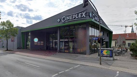 Unfall vor Fürther Cineplex-Kino: Autofahrer erfasst Kind - Junge im Krankenhaus