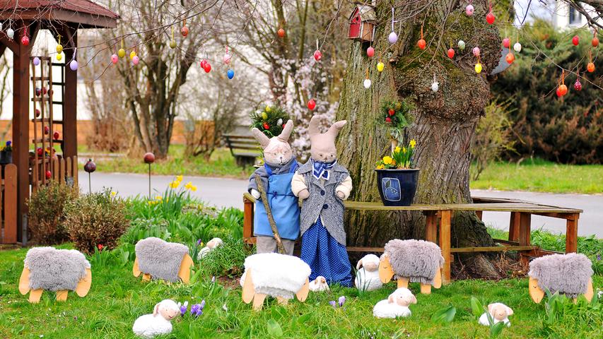 Ostern steht vor der Tür - um die richtige Atmosphäre zu schaffen wird auf dem Bauernhof der Familie Vogel in Greuth eifrig dekoriert.