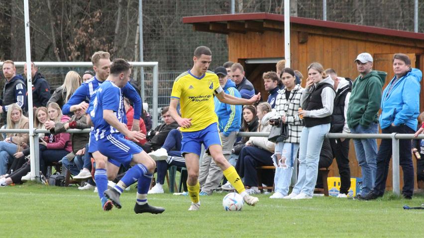 Der SC Stirn (in Gelb) und der TSV Spalt trennten sich mit einem 2:2-Unentschieden.