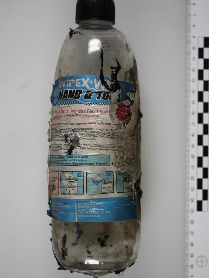 Wurde ebenfalls am Tatort gefunden: diese Flasche. Wurde ebenfalls am Tatort gefunden: diese Flasche.