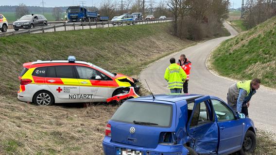 Trotz Blaulicht und Martinshorn - schwerer Unfall mit Notarztwagen bei Ansbach
