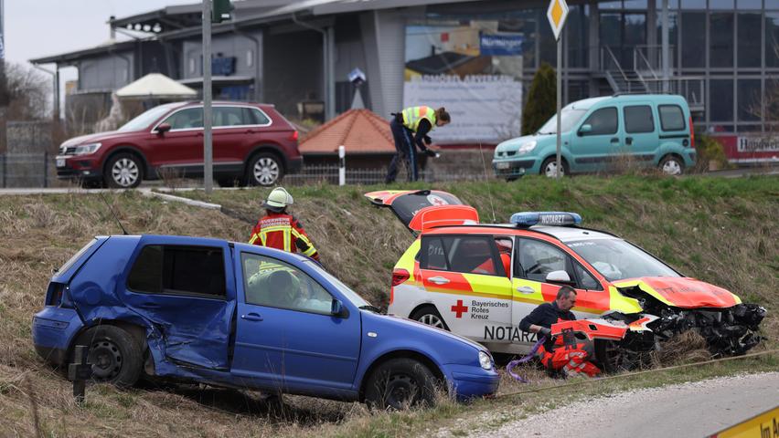 Bei Rot über die Ampel: Notarztwagen kollidiert bei Burgoberbach mit Auto - zwei Verletzte Bei Rot über die Ampel: Notarztwagen kollidiert bei Burgoberbach mit Auto - zwei Verletzte