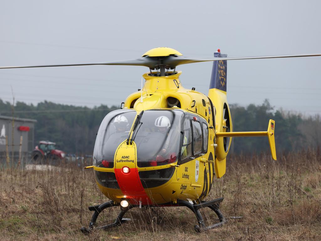 Zur Sicherheit wurde ein Notarzt per Helikopter angeflogen. Zur Sicherheit wurde ein Notarzt per Helikopter angeflogen.