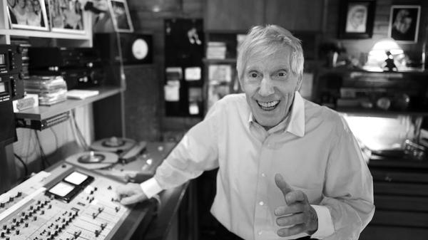 Der Musiker, der mit bürgerlichem Namen Hans Blum hieß, starb im Alter von 95 Jahren, wie seine Plattenfirma der Deutschen Presse-Agentur mitteilte. Berühmt war Valentino vor allem für seinen Hit "Im Wagen vor mir", den er 1977 mit seiner Duett-Partnerin Uschi veröffentlicht hatte. Der Refrain mit seinem charakteristischen "Rada rada radadadada, rada rada radadadada" avancierte schnell zum Ohrwurm.