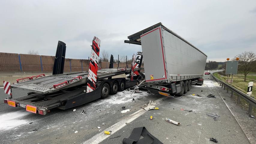 Trümmer übersäen die A9 zwischen Bayreuth und Hof: Kurz hinter der Anschlussstelle Gefrees ist am Montag gegen 15.45 Uhr ein Autotransporter in einen Sattelzug gekracht. 