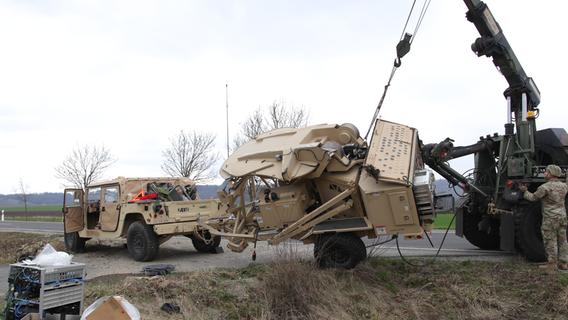 Neustadt an der Aisch-Bad Windsheim: Militäranhänger umgekippt - Lastwagenfahrer begeht Fahrerflucht