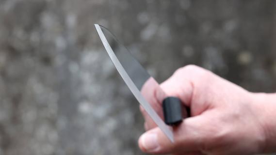 Unbekannter bedroht Taxifahrer mit Messer und fordert Bargeld: Polizei sucht nach Zeugen