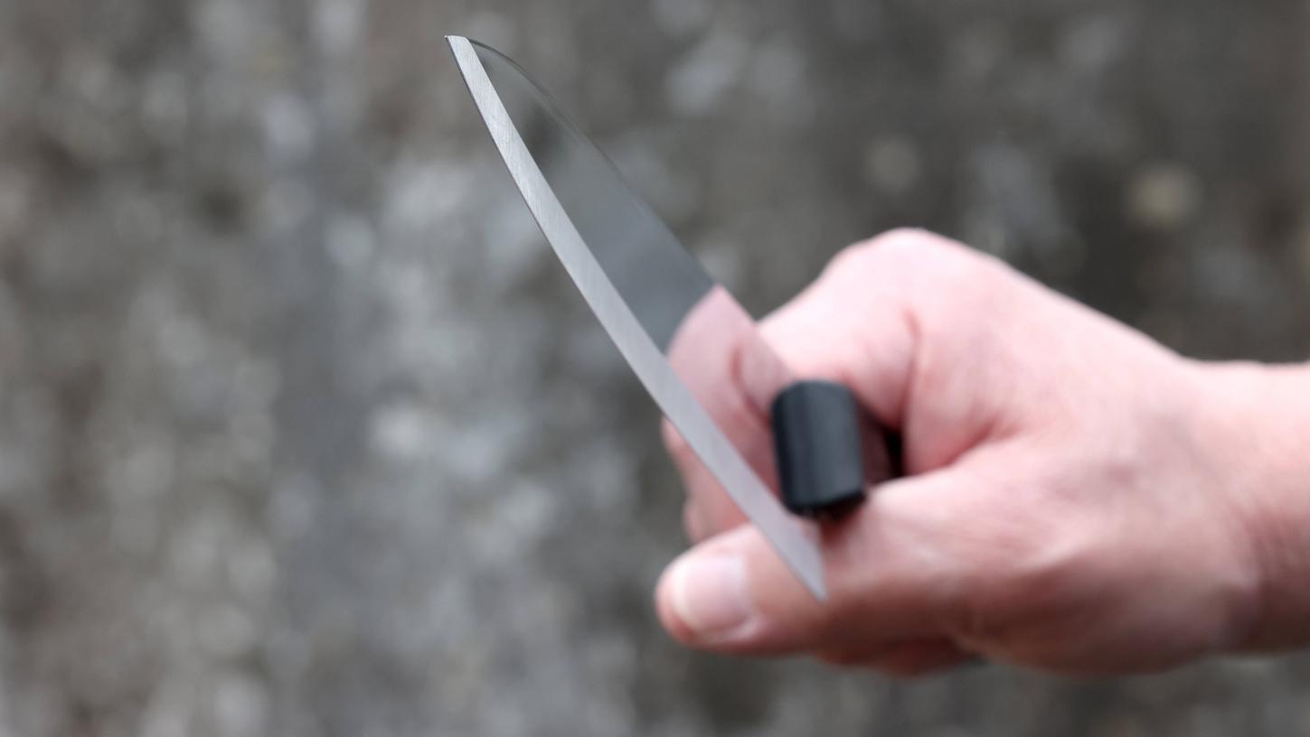 In Nürnberg wurden zwei Polizeibeamte von einem Mann mit einem Messer bedroht. (Symbolbild)