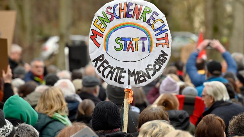 In Deutschland wurde die Staatsform Demokratie zuletzt bei vielen Demonstrationen verteidigt. Global betrachtet, befindet sie sich auf dem Rückzug.