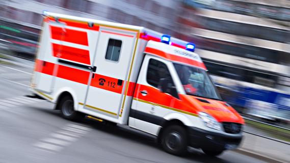 Trotz Blaulicht und Martinshorn - schwerer Unfall mit Notarztwagen bei Ansbach