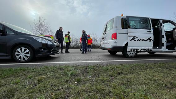 Schulkinder nach Unfall in Klinik gebracht: B470 bei Bad Windsheim war eine Stunde komplett gesperrt