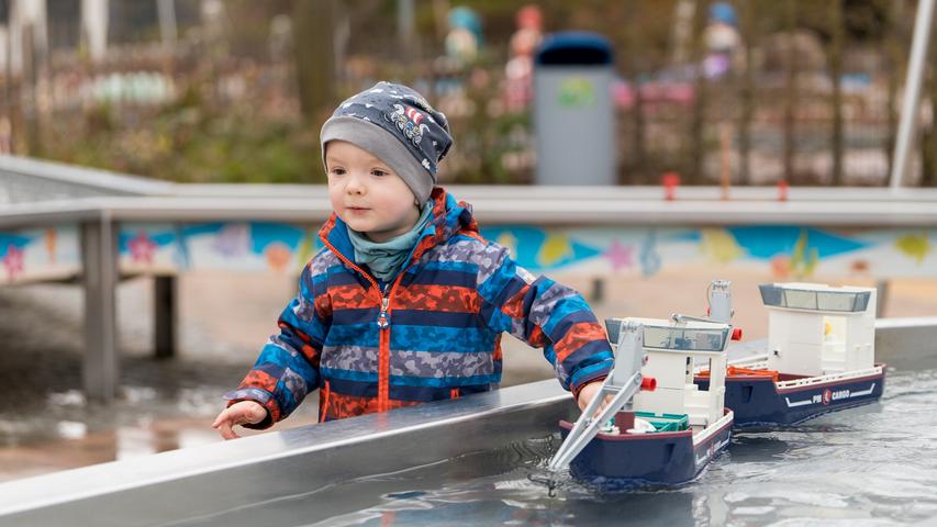 Der erste Funpark-Besuch der Saison: Der dreijährige Riu aus Vach ist besonders fasziniert von den Booten.