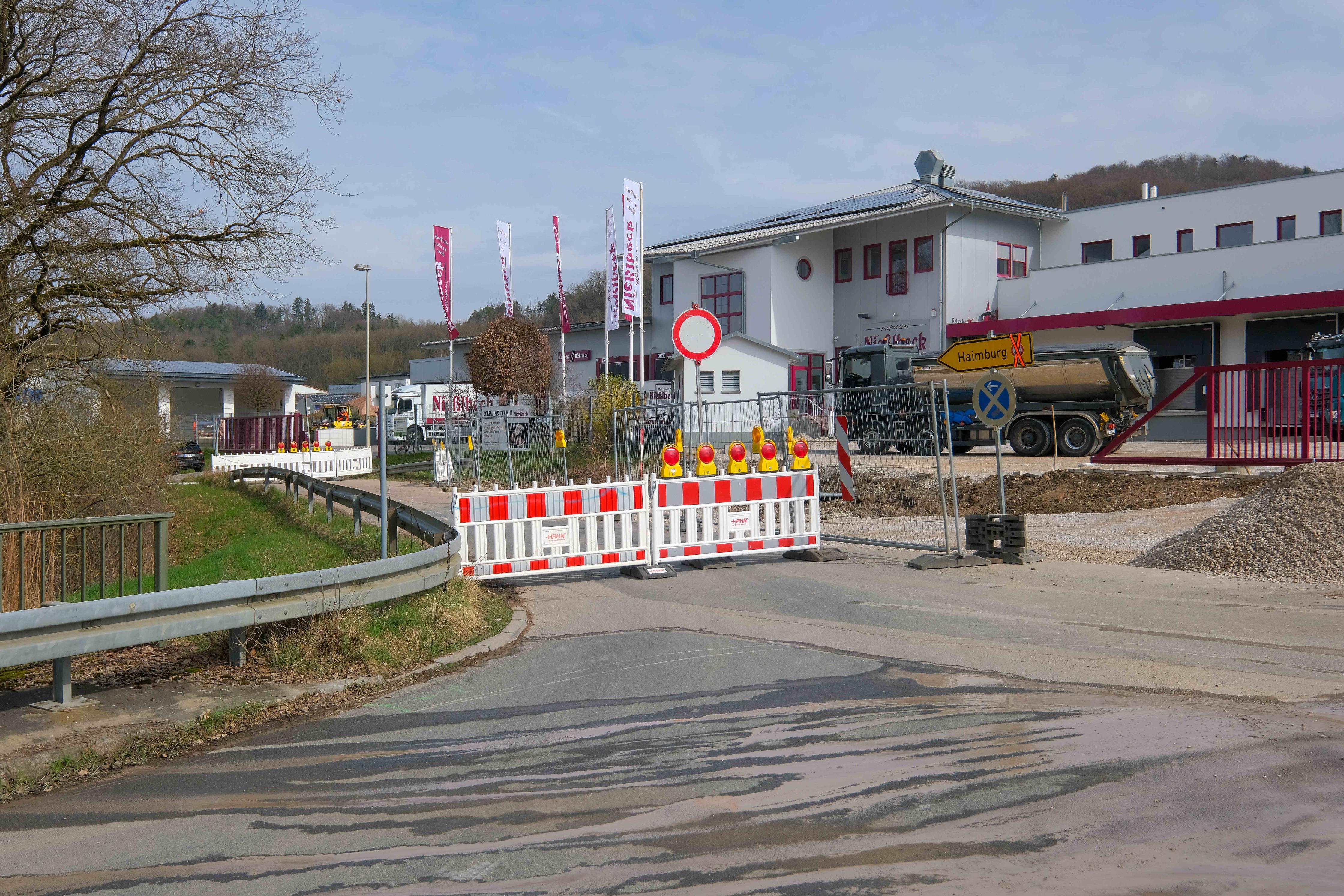 Sperrung der Zufahrt zum Gewerbegebiet Meilenhofen-Ost von der Staatsstraße St2240 bis einschließlich der Einmündung Haimburger Straße – Bruckäcker wegen Sanierungsarbeiten bis 22.3. 