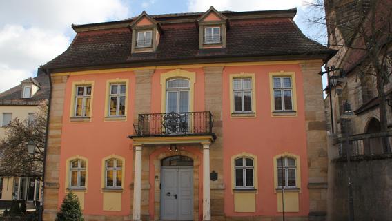 Blickfang in der Stadtmitte: Das Alte Rathaus in Roth wird verkauft - doch keiner will es