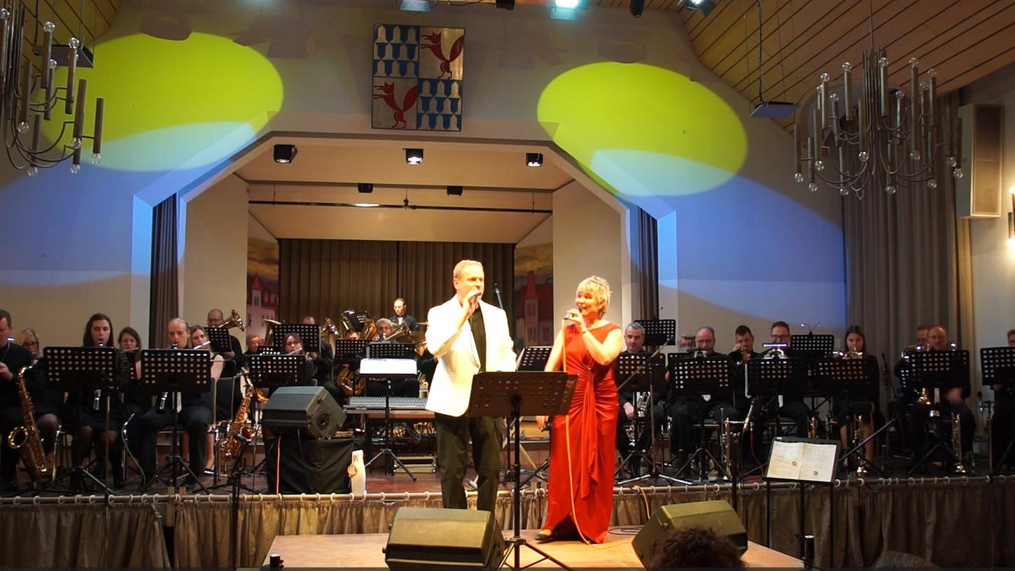Bis bald und auf Wiedersehen - Kapellmeister Günther Hüttinger überraschte mit einer Gesangseinlage, mit der er Silke Schebitz unterstützte.