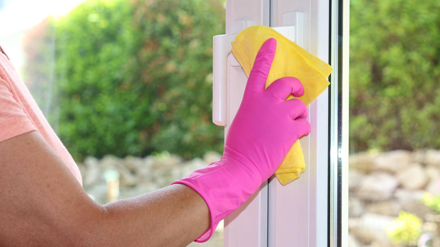 Hier erfahren Sie, mit welchen Hausmitteln Sie Ihre Fensterrahmen reinigen können.