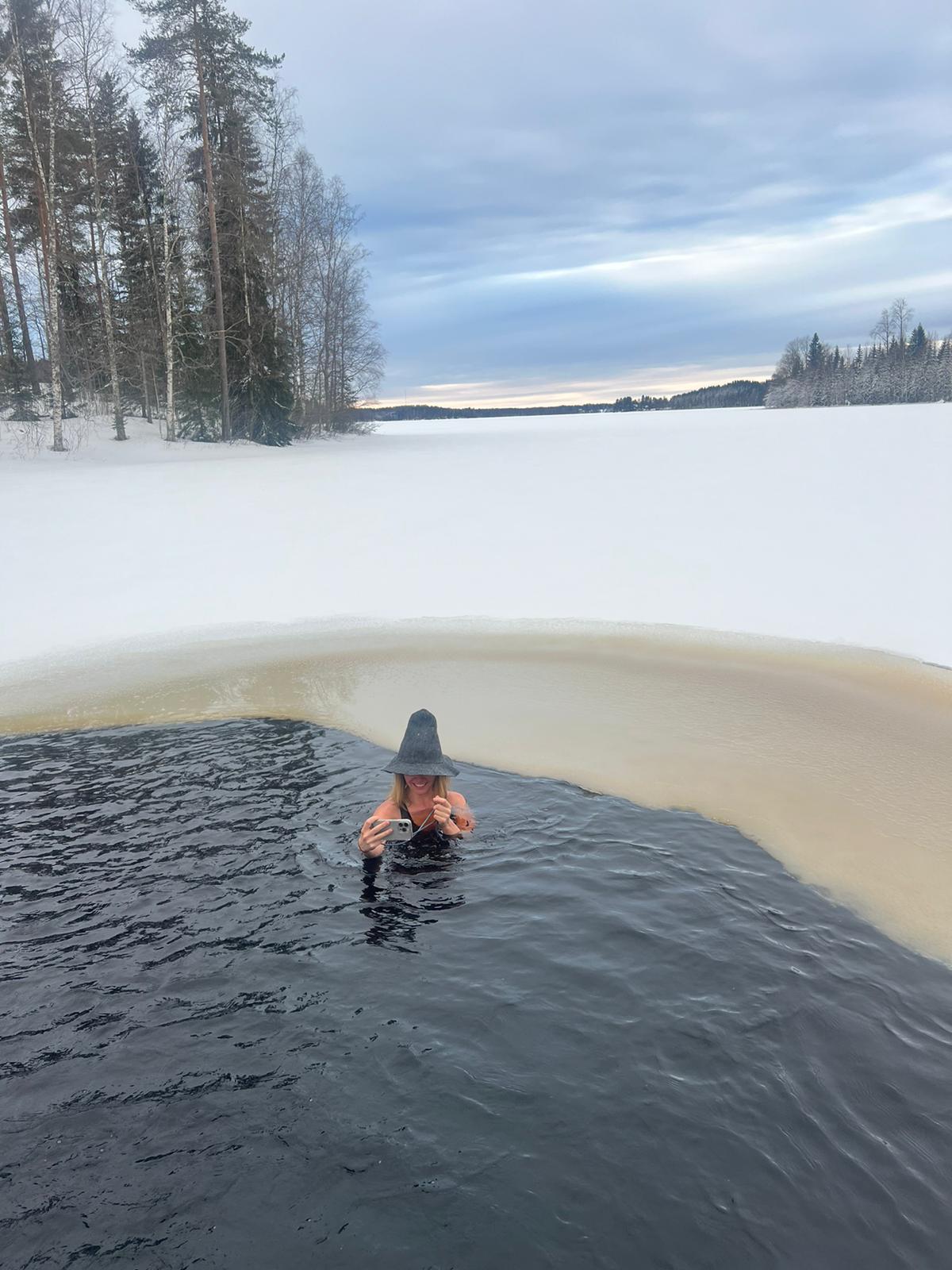 Nach der Rauchsauna in ein Eisloch zu steigen, um sich abzukühlen, hat in Nordkarelien gute Tradition. 